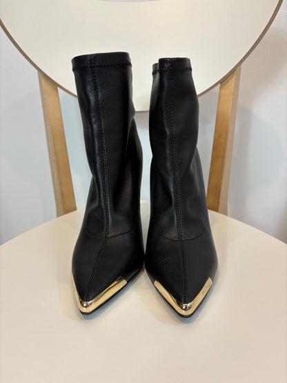 VERSACE JEANS COUTURE. Botines negros detalle dorado