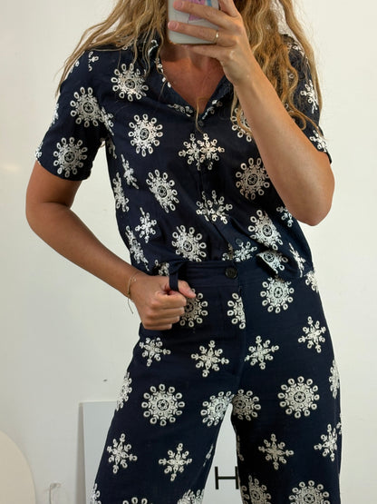 ZARA. Total look azul bordados con lino