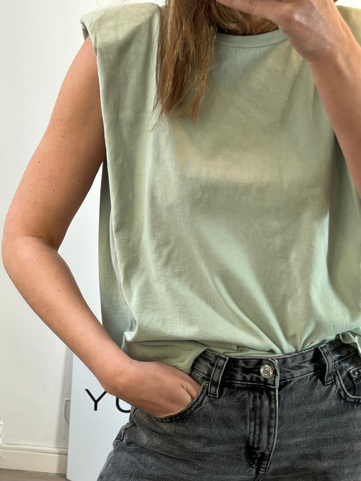 ZARA. Camiseta verde claro hombreras. T L