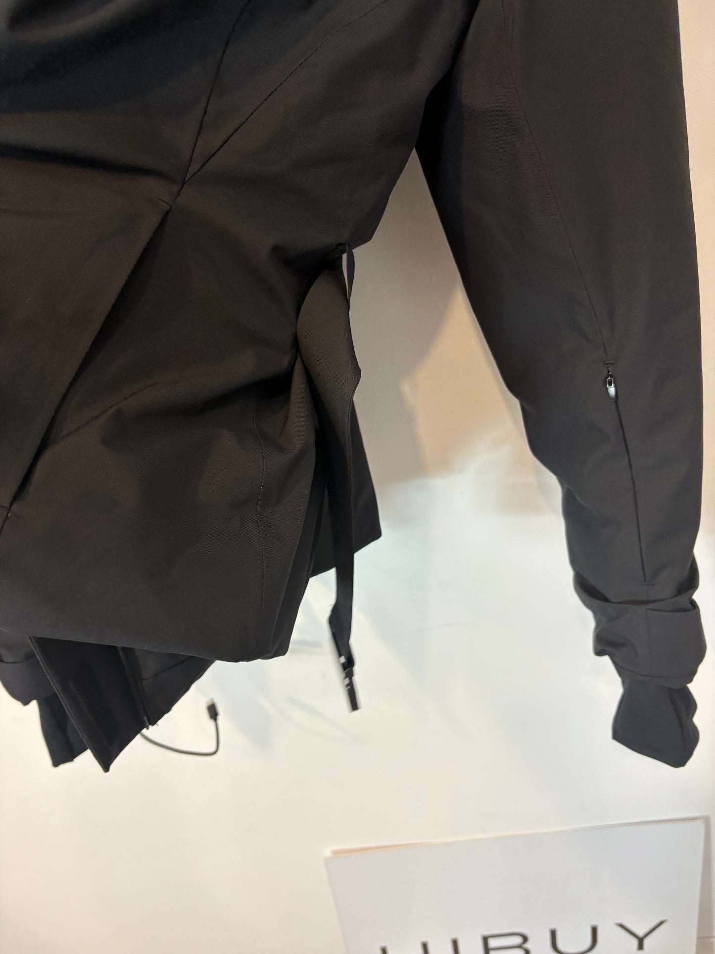 OYSHO. Plumas negro ski