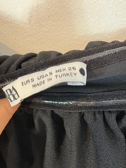 ZARA. Top negro volante