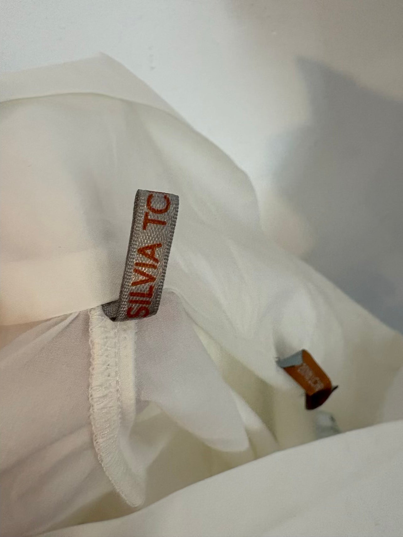 SILVIA TCHERASSI. Camisa blanca detalle mangas