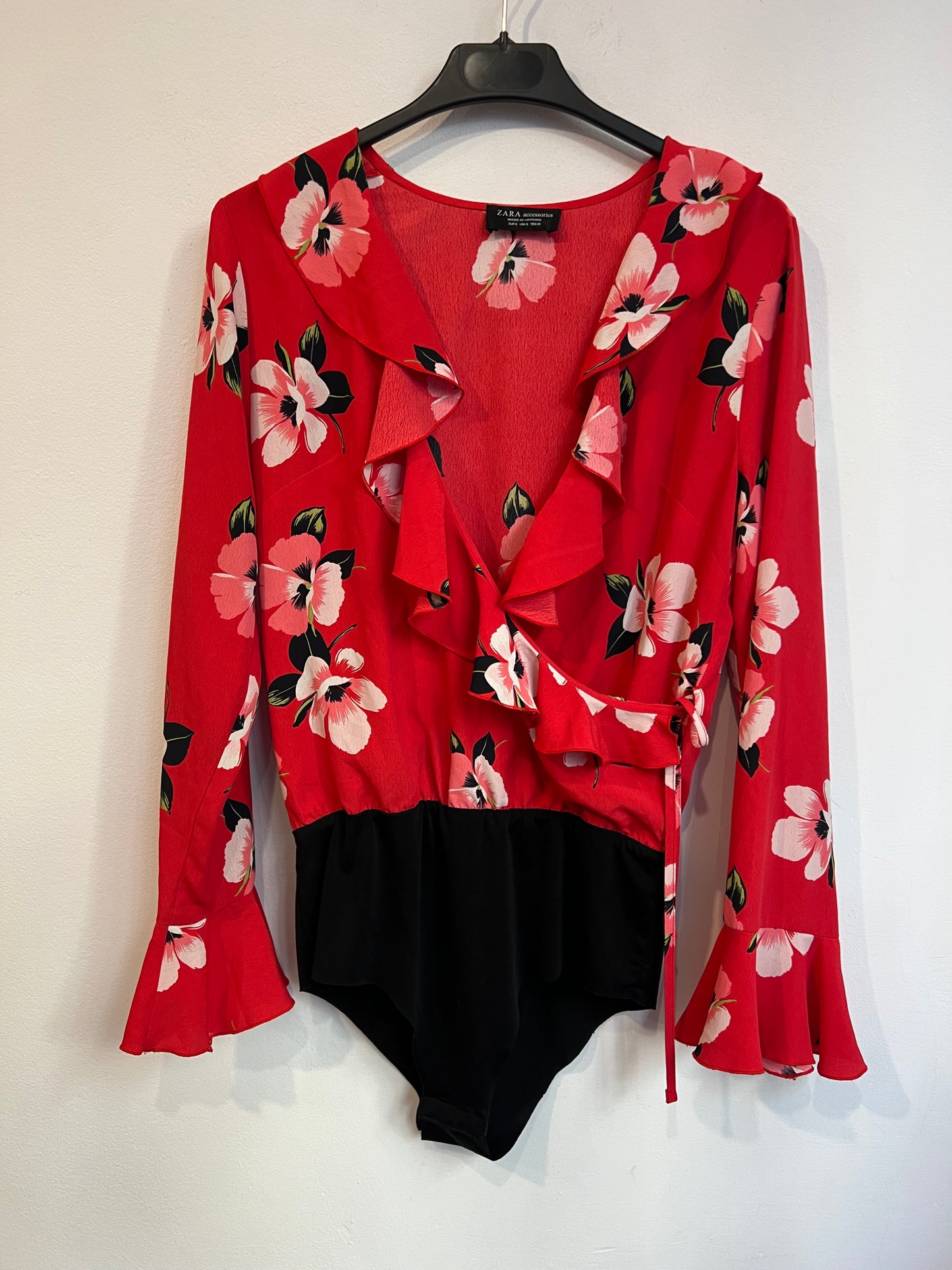 ZARA. Body rojo flores y volantes. T S