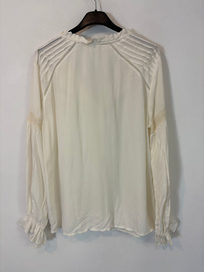BLUE STREAK. Blusa blanca plisados. T M