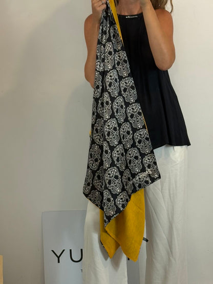 ALEXANDER McQUEEN. Pañuelo con cashmere calaveras