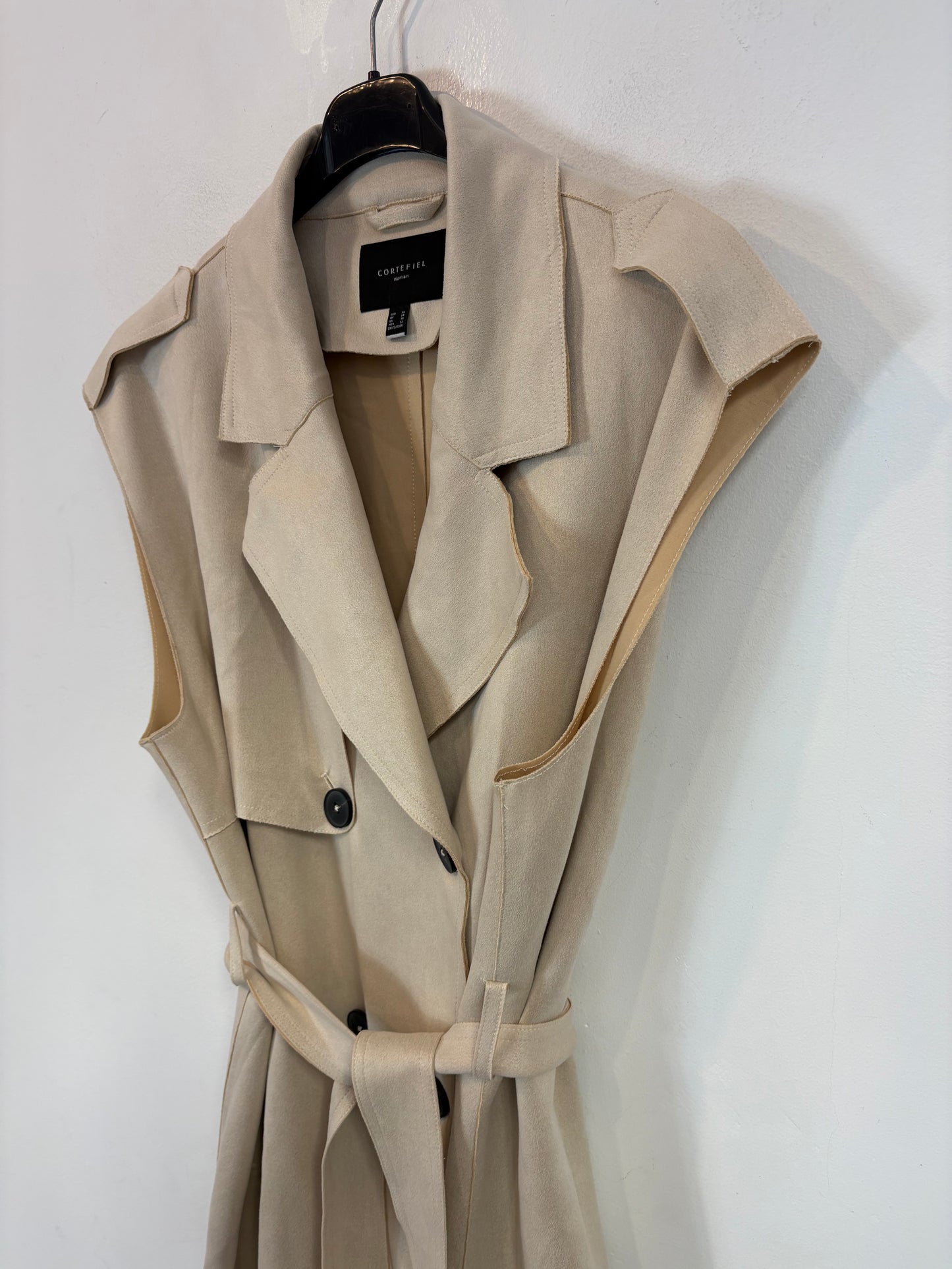 CORTEFIEL. Chaleco beige textura
