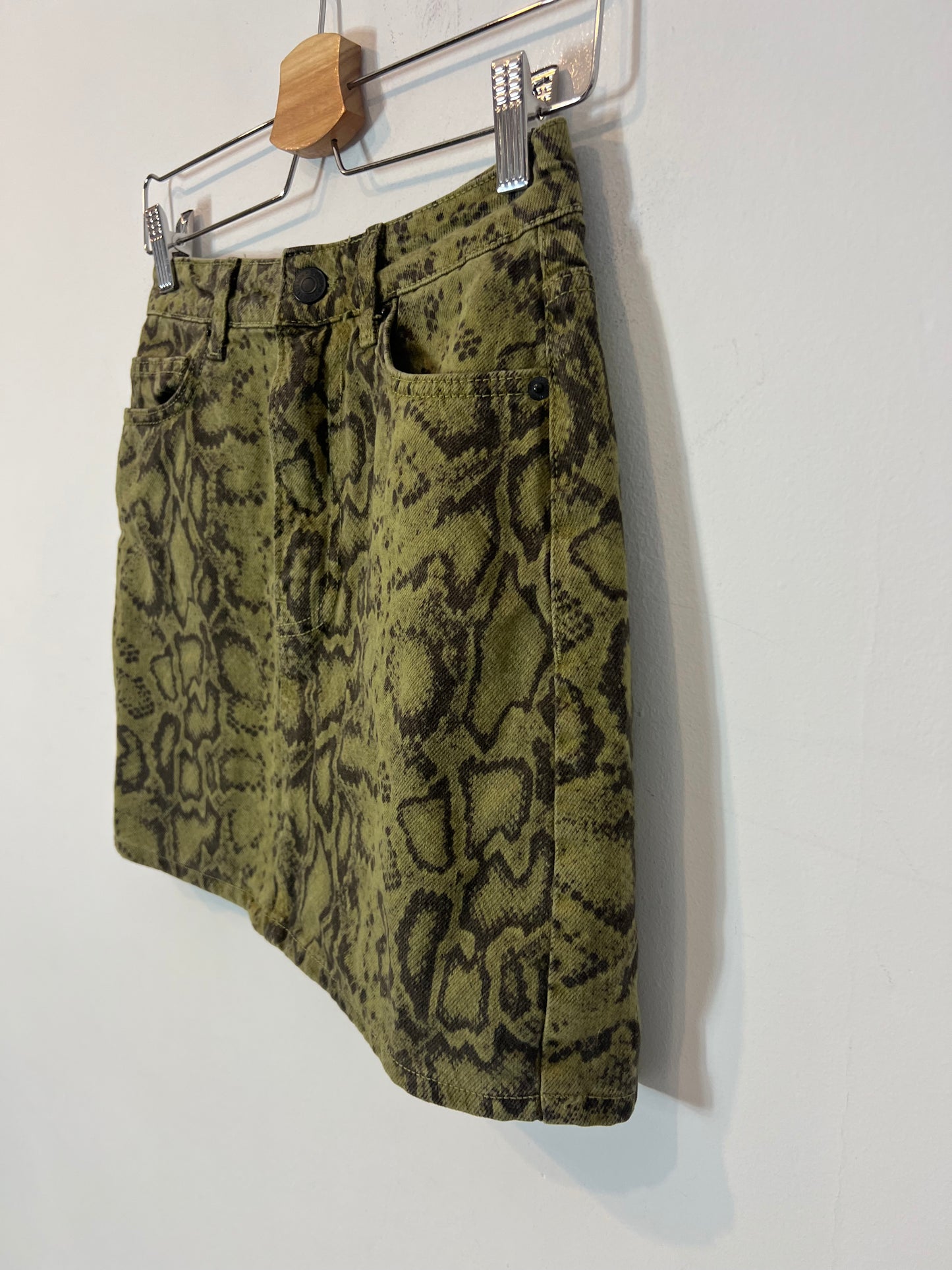 BERSHKA. Green denim skirt. Size XS