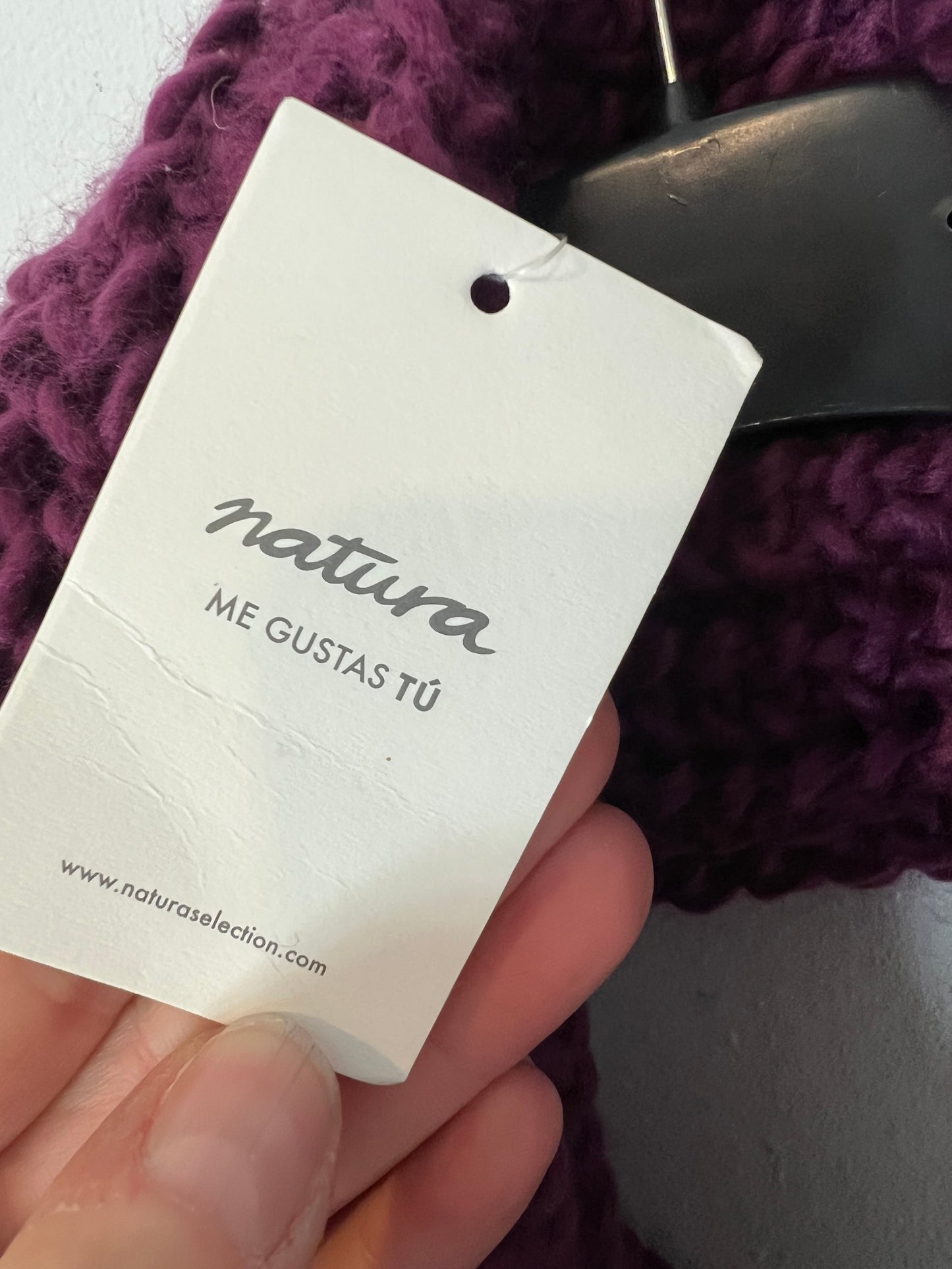 NATURA. Burgundy knit collar