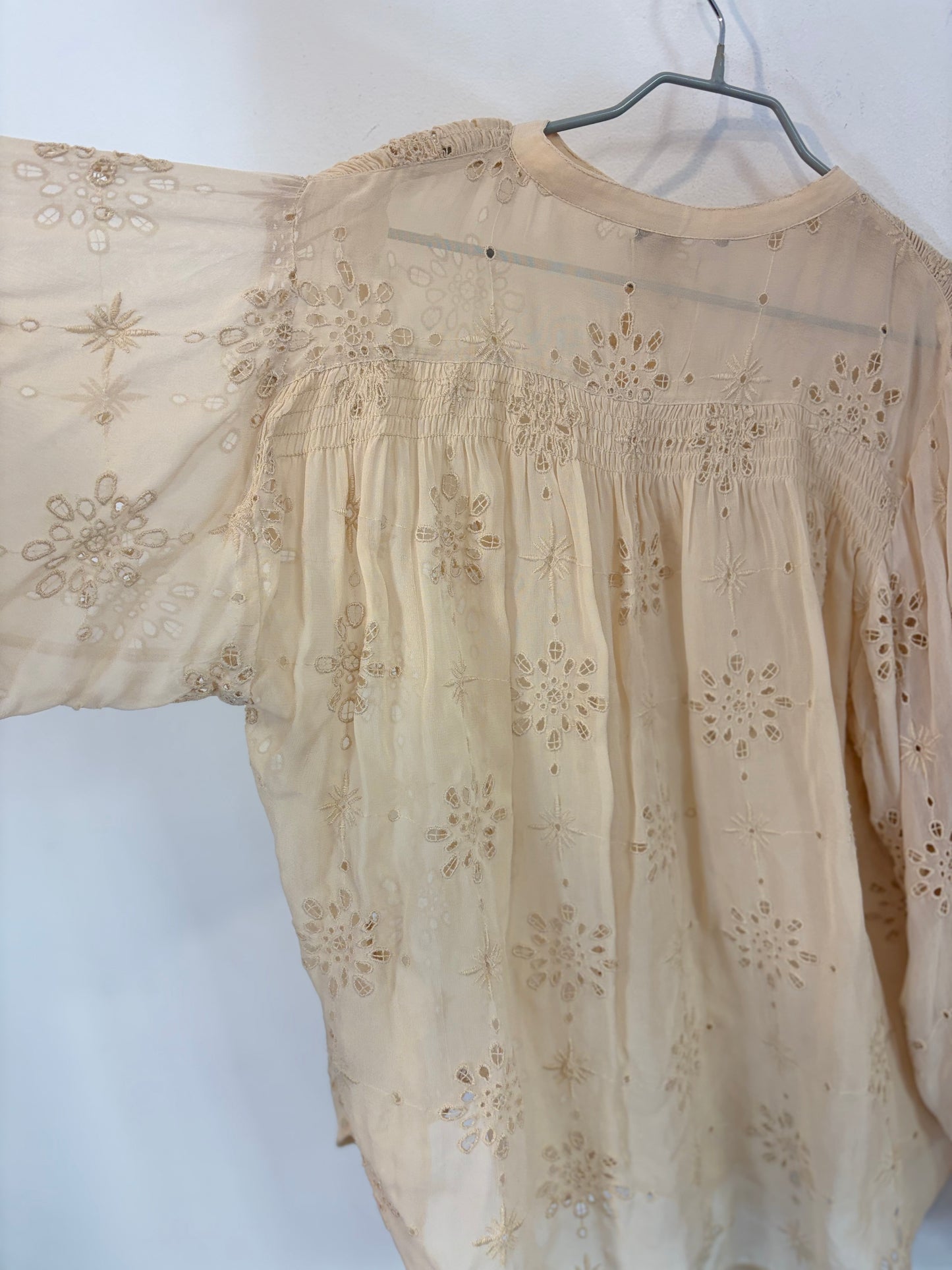 ZARA. Blusa beige bordados vaporosa