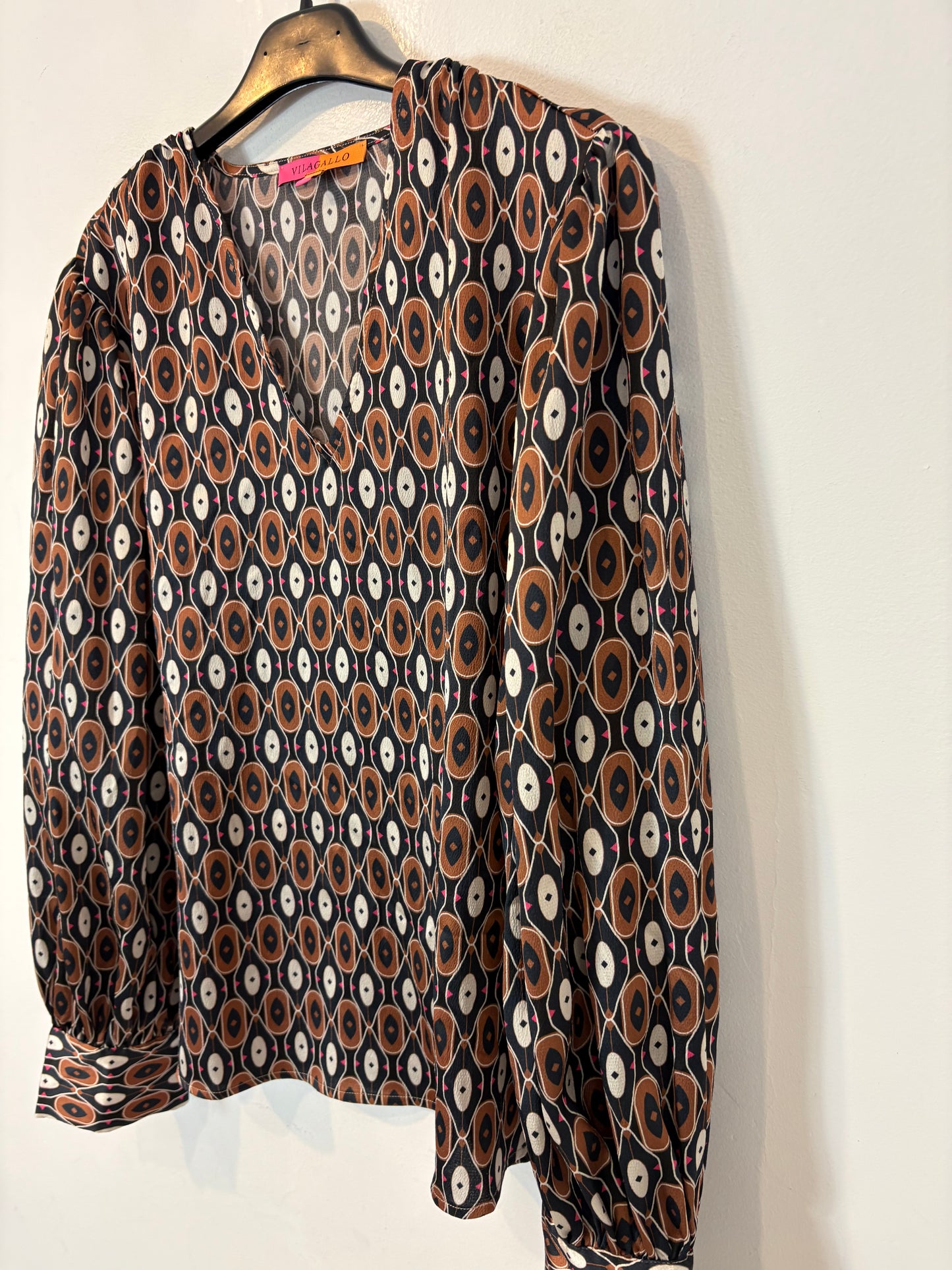 VILAGALLO. Total look fluido estampado geométrico