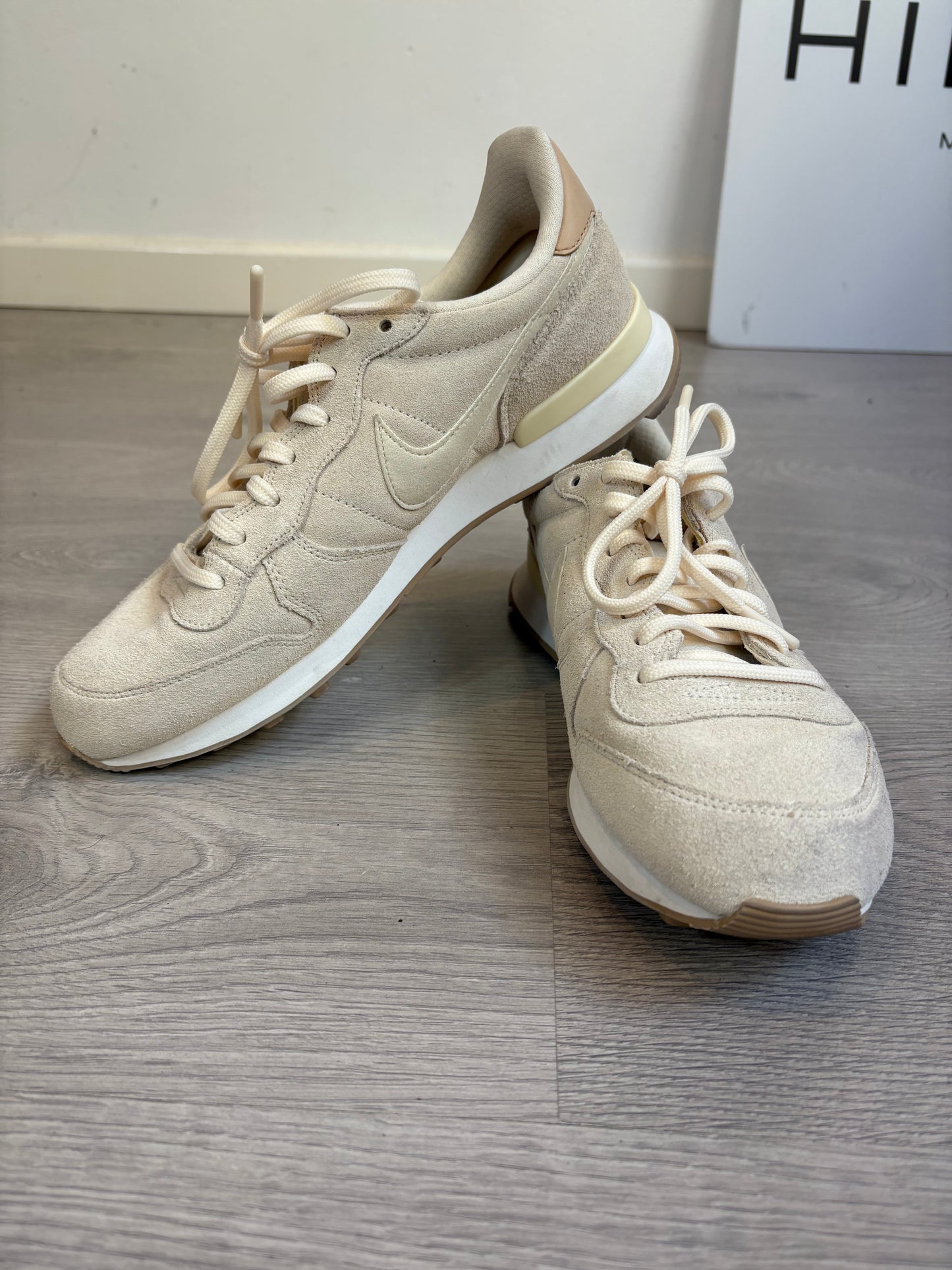 NIKE. Zapatillas beige piel