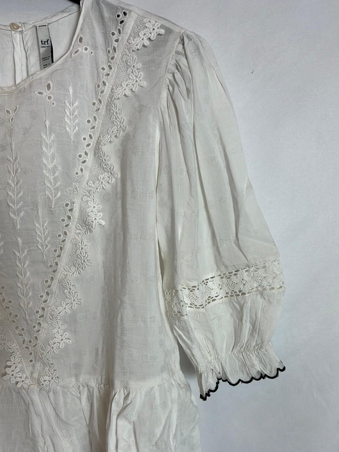 ZARA. Blusa blanca troquelada volantes T.s