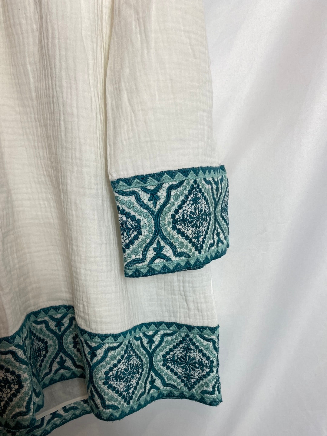 ZARA. White dress with embroidered details Hibuy market ZARA. White dress with embroidered details Hibuy market