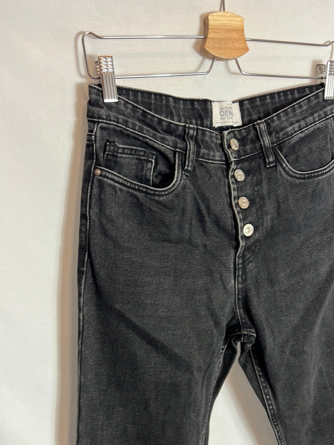 ZARA. Black buttoned denim. T 36