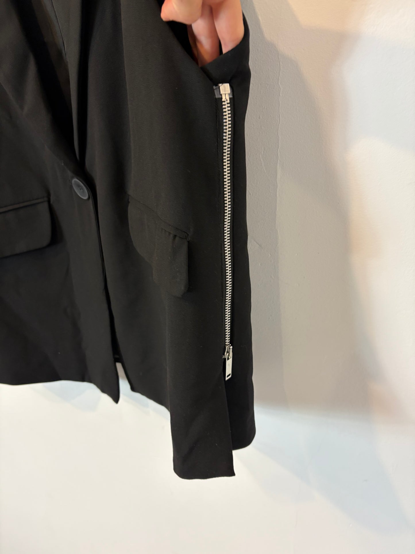 ZARA. Chaleco negro cremalleras