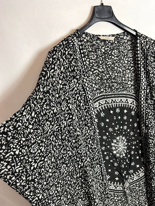 C&A. Kimono negro y blanco flecos. T U