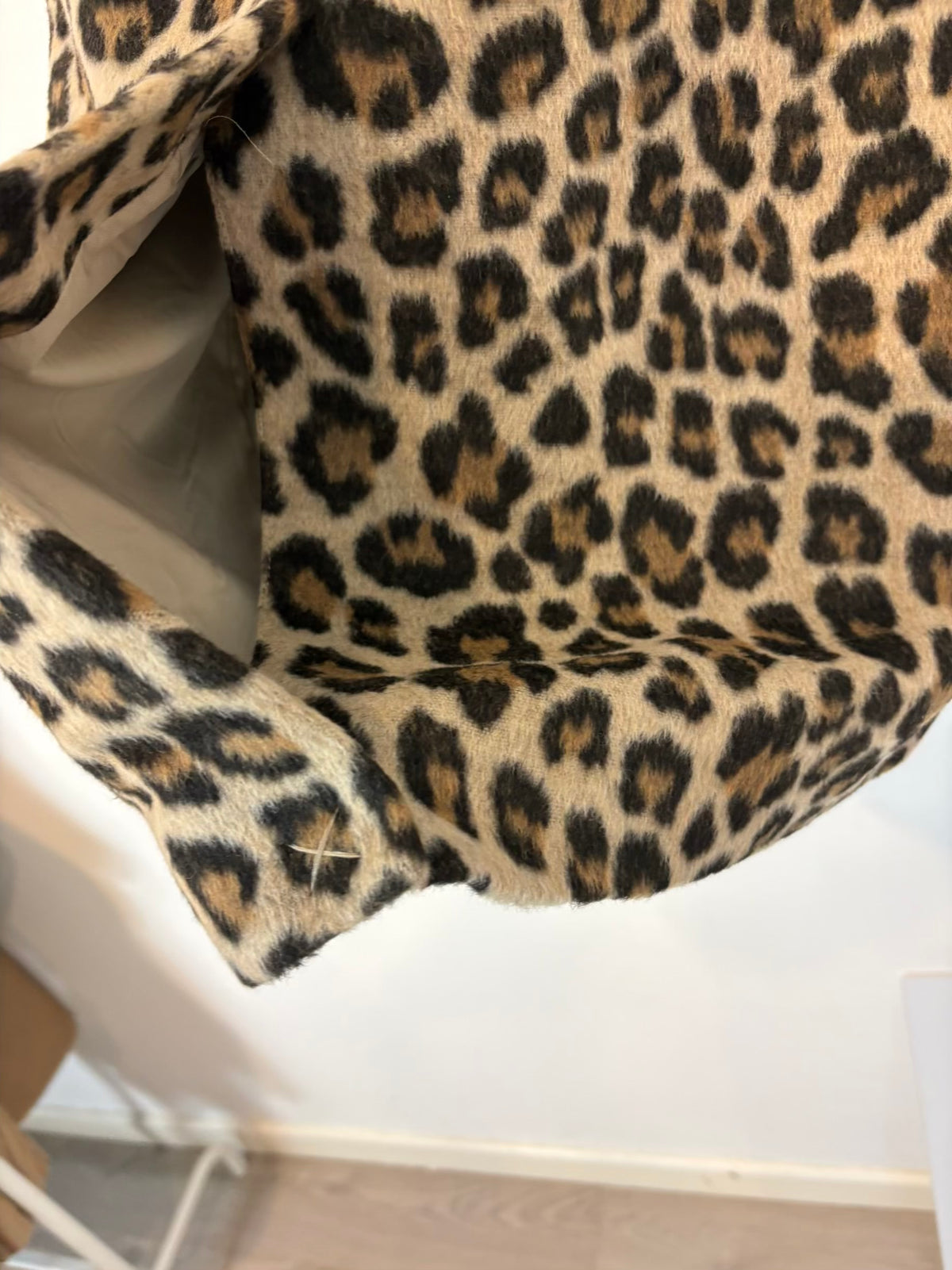 H&M. Falda mdi textura animal print