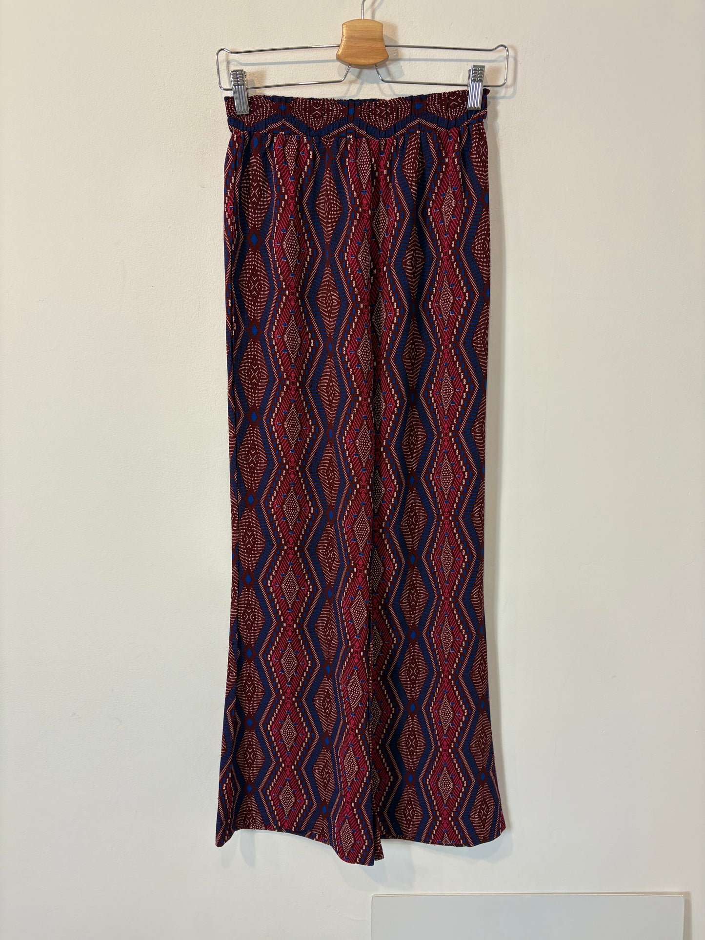 SUBDUED. Pantalón fludio burdeos estampado