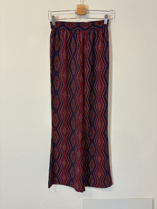 SUBDUED. Pantalón fludio burdeos estampado