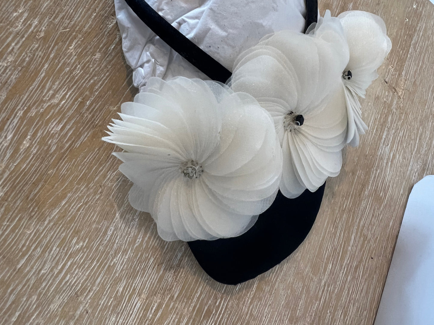 ZARA. Sandalia plana hojas tela. T 37