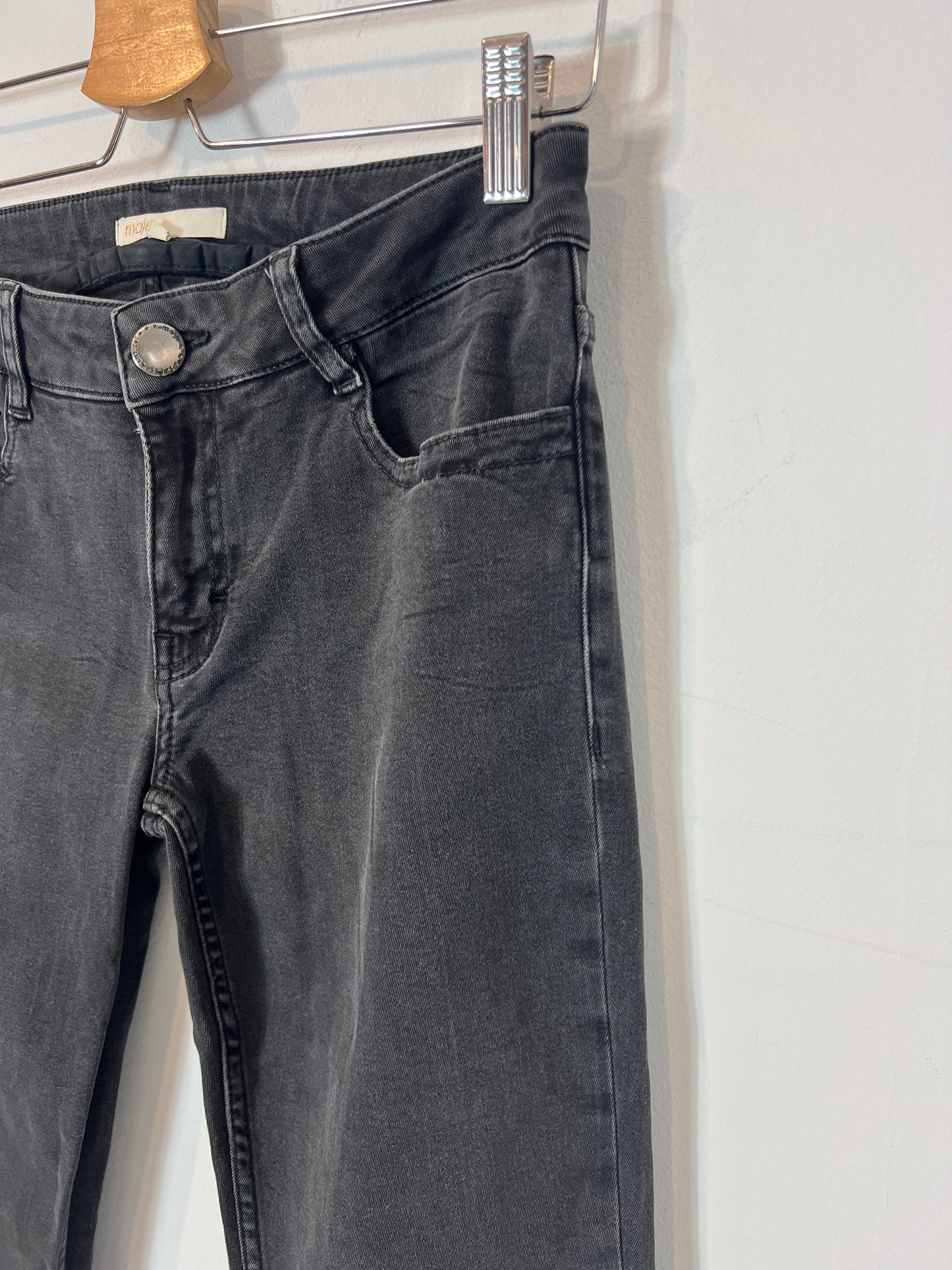 MAJE. Denim pitillo negro. T 38