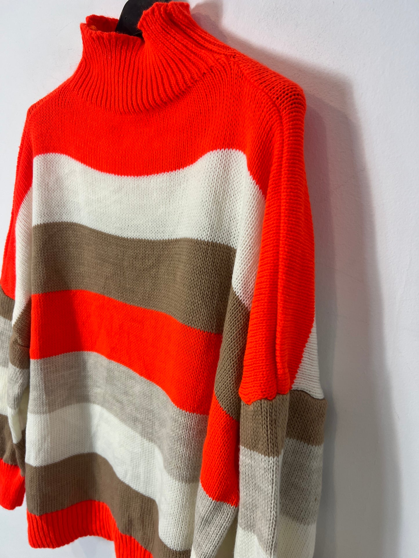 OTRAS. Jersey rayas tonos naranjas cuello alto. T M