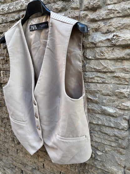 ZARA. Chaleco beige detalle espalda