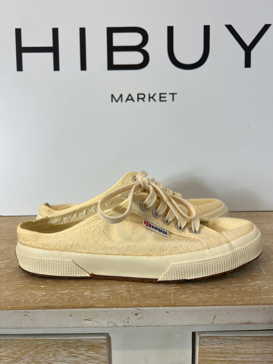 SUPERGA x ALEXACHANG. Zapatillas beige textura detalle talón. T 38