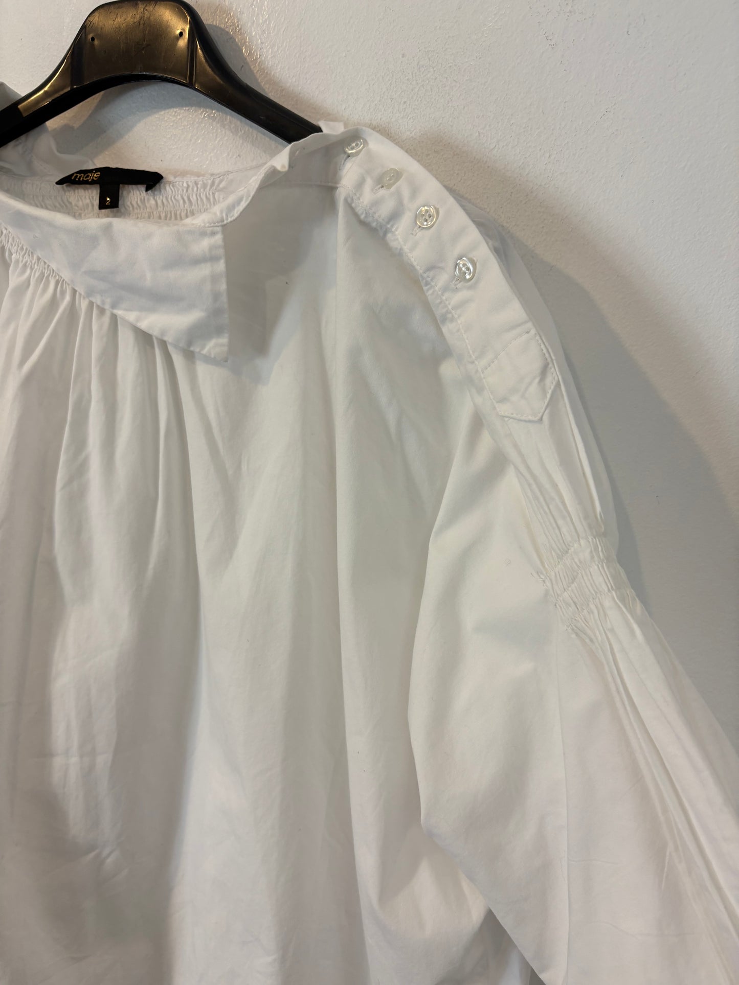 MAJE. Blusa blanca detalle cuello