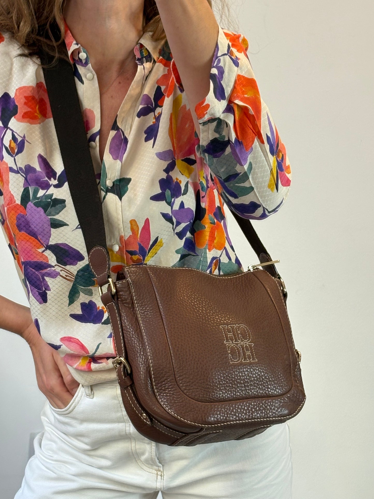 CAROLINA HERRERA. Bolso marrón piel asa regulable