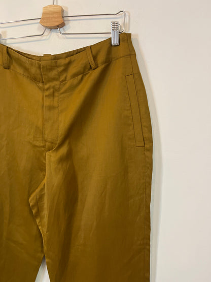 ZARA. Pantalón satinado caqui. T L