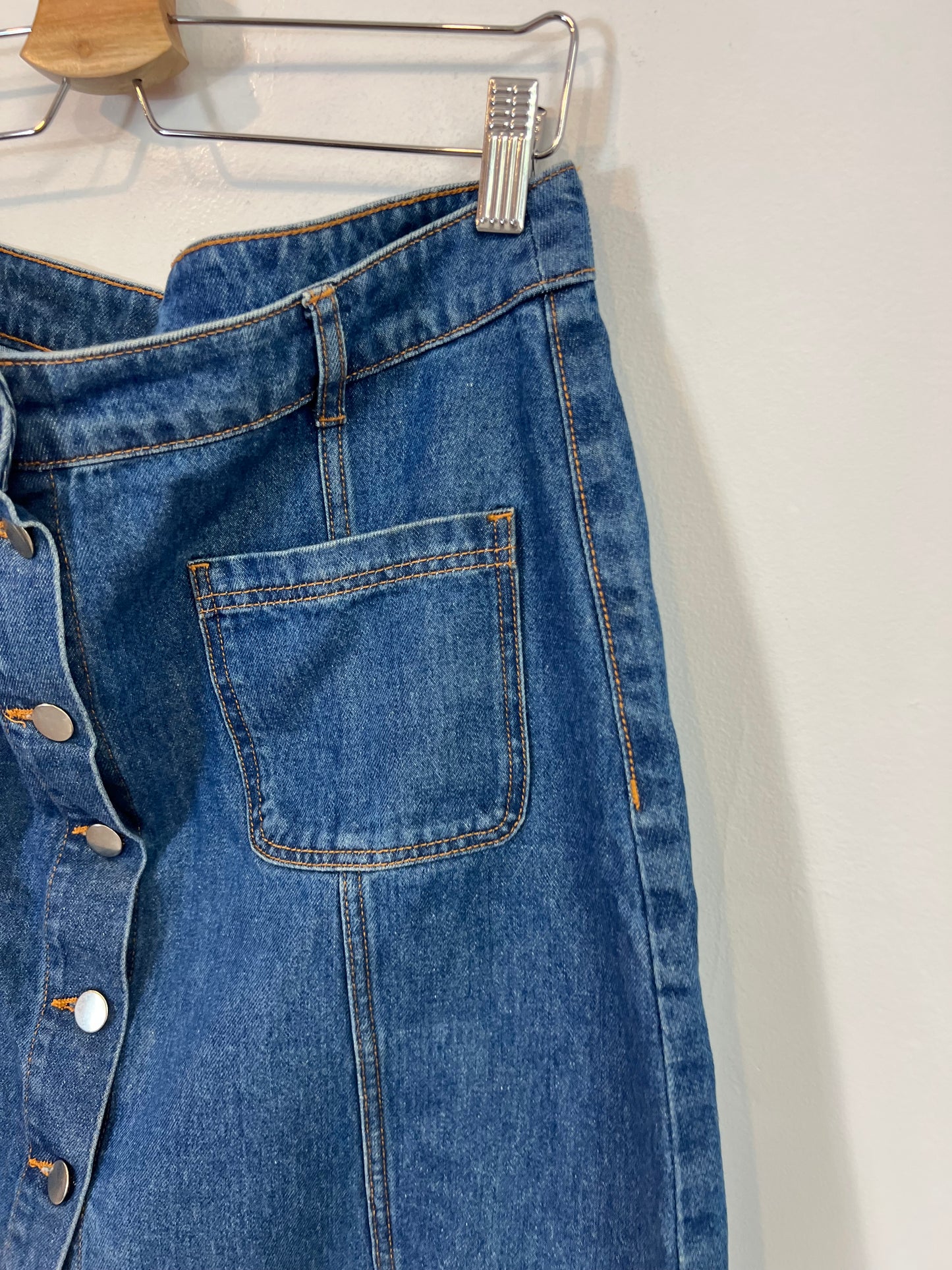 H&M. Falda denim abotonada. T 42