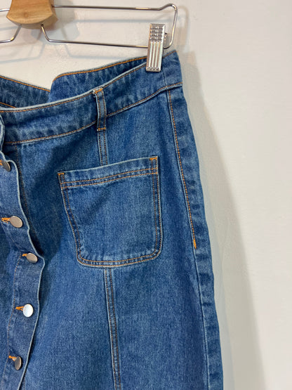 H&M. Falda denim abotonada. T 42