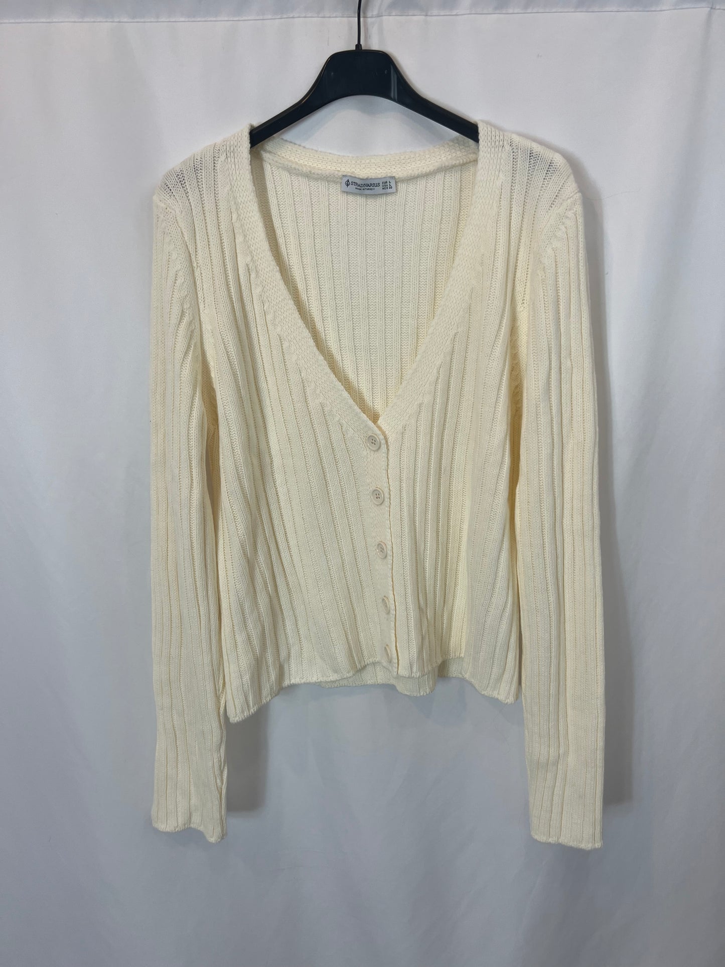 STRADIVARIUS. Cárdigan canalé color crudo. T L