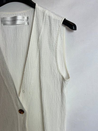 VICTORIA BECKHAM. Total look blanco textura T.36