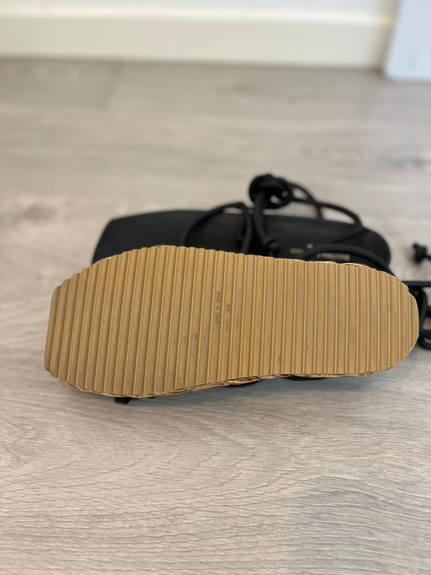 PALOMA BARCELÓ. Sandalia negra piel suela rafia T.39