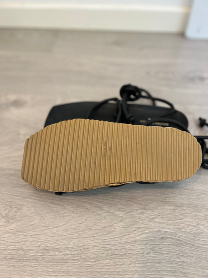 PALOMA BARCELÓ. Sandalia negra piel suela rafia T.39