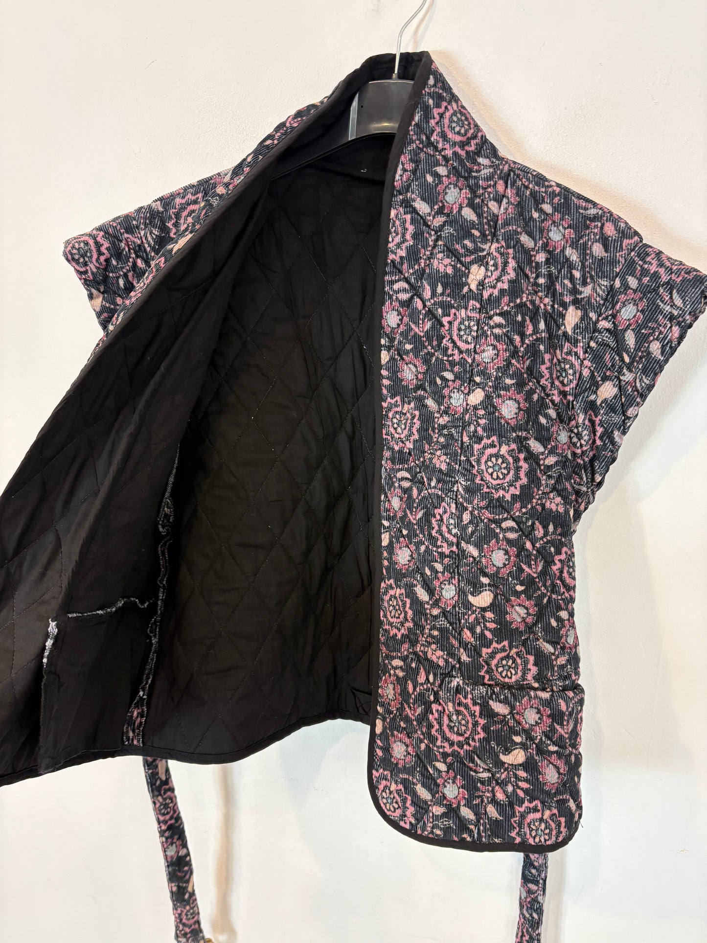 OTRAS. Chaleco azul textura flores