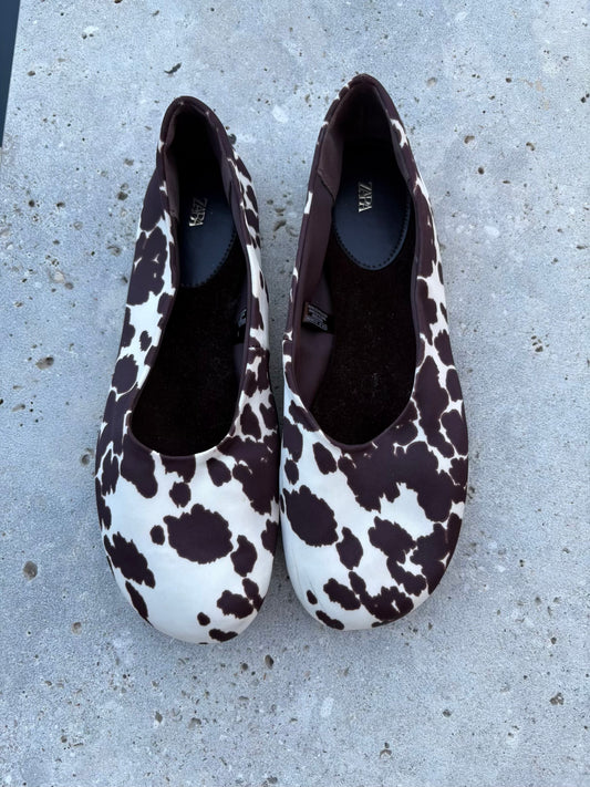 ZARA. Bailarina plana estampado vaca. T 38