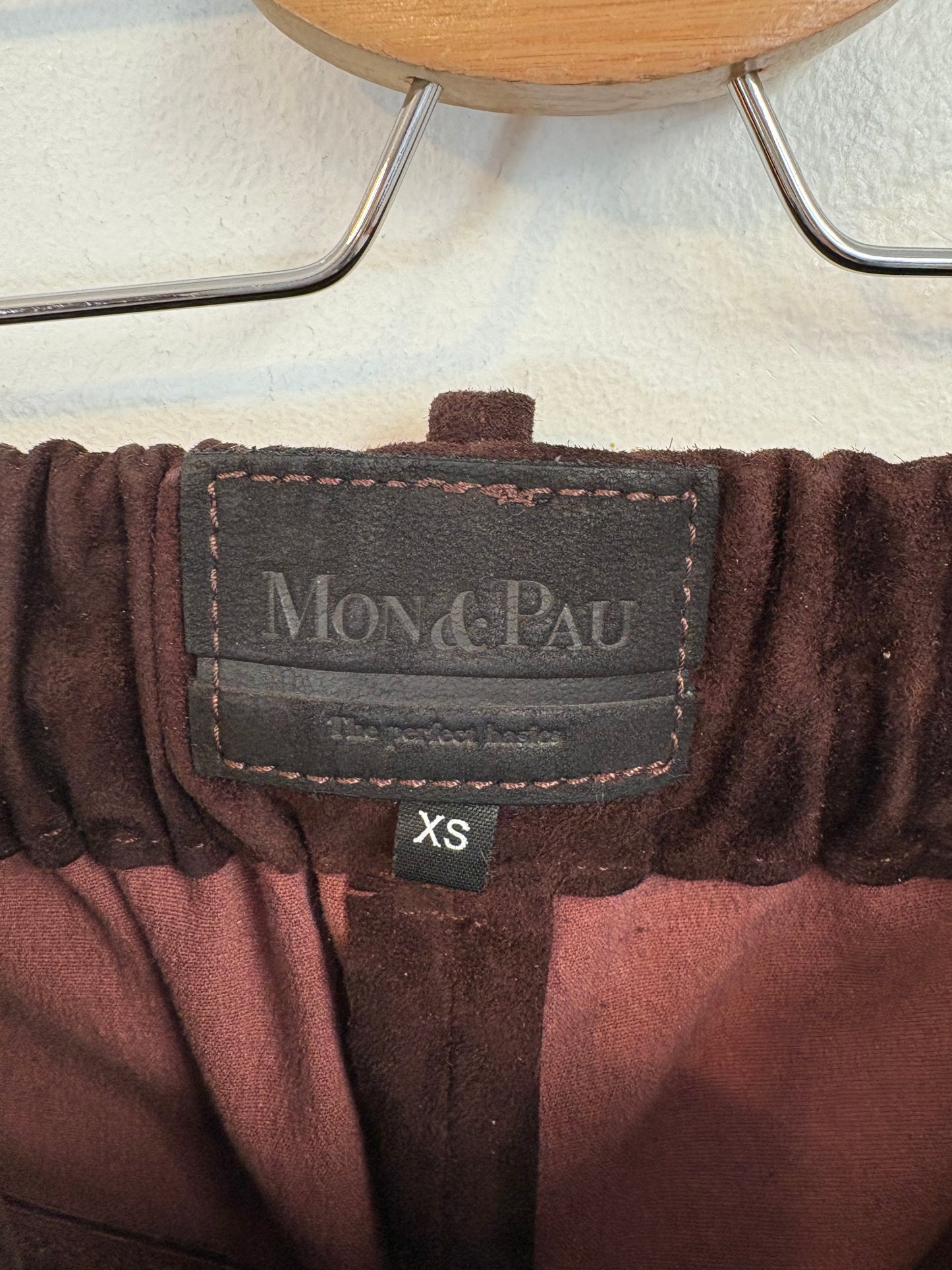 MON & PAU. Pantalón piel vuelta marrón chocolate