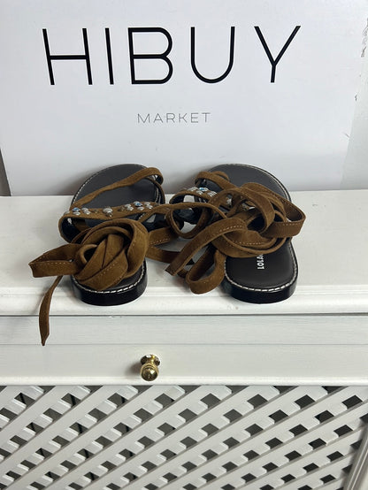 LOLA CRUZ. Sandalia plana tiras piel marrón. T 37