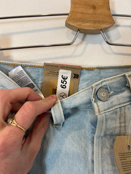 LEVI'S. Embroidered flower shorts T.24(34)