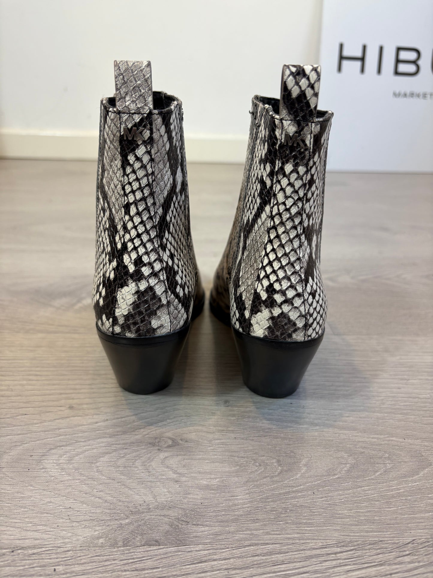 MICHAEL KORS. Botines piel snake print