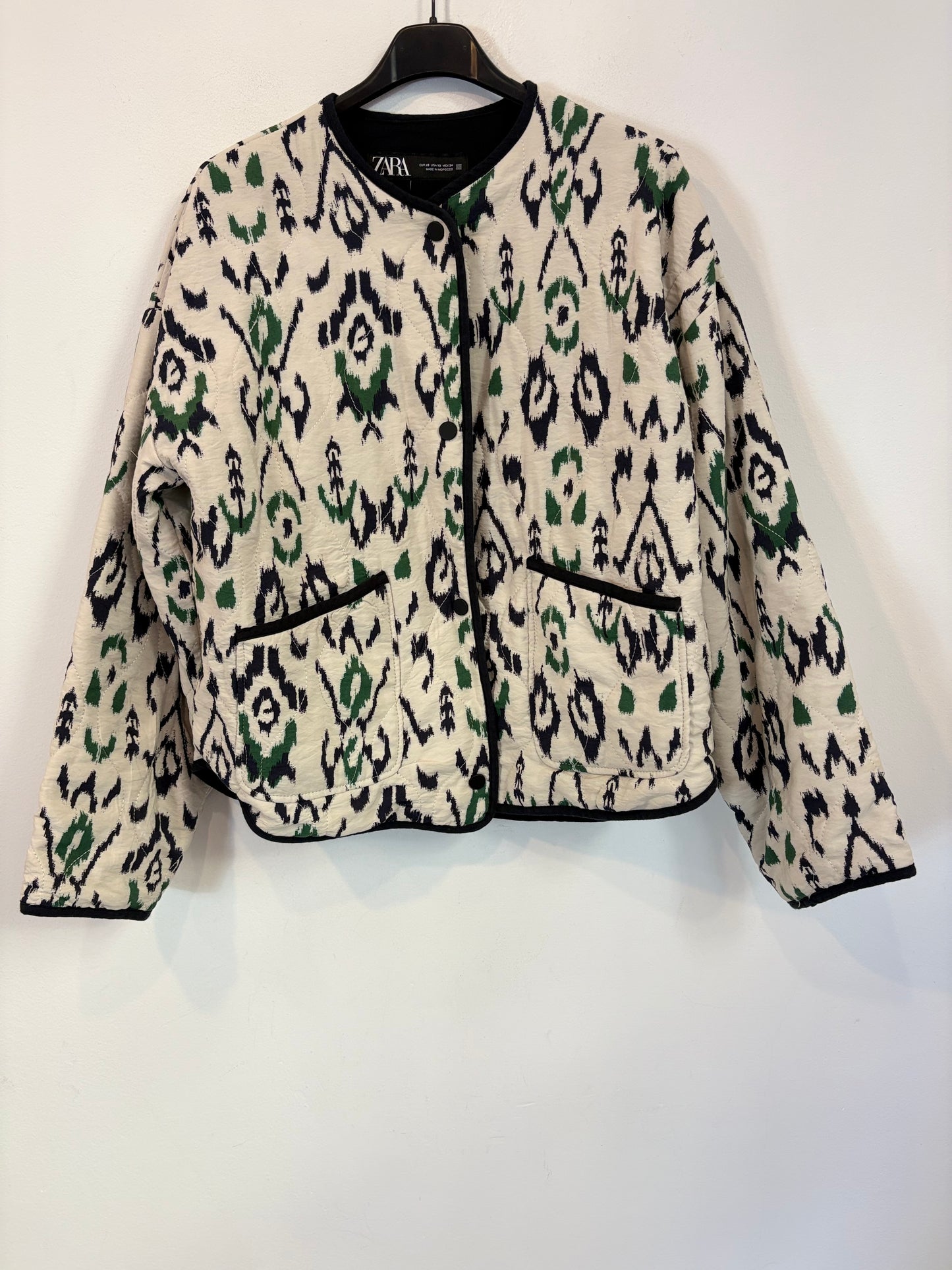 ZARA. Cazadora acolchada estampada. T XS