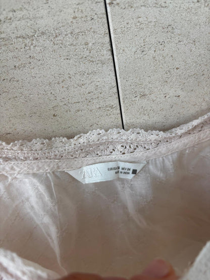 ZARA. Top beige claro bordados