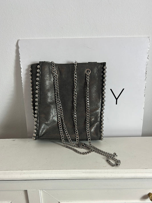 ZARA. Bolso gris tachuelas