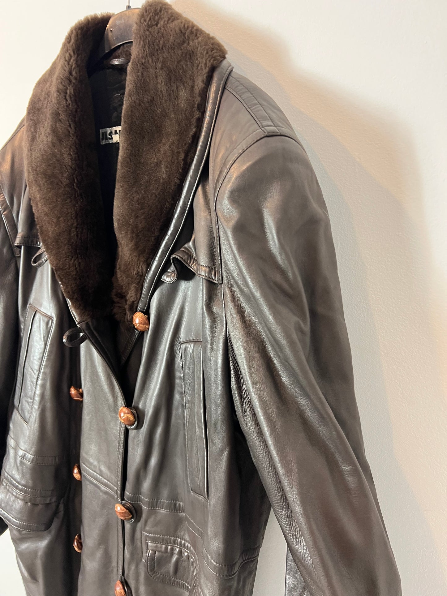 JIL SANDER. Abrigo marrón piel. T 40