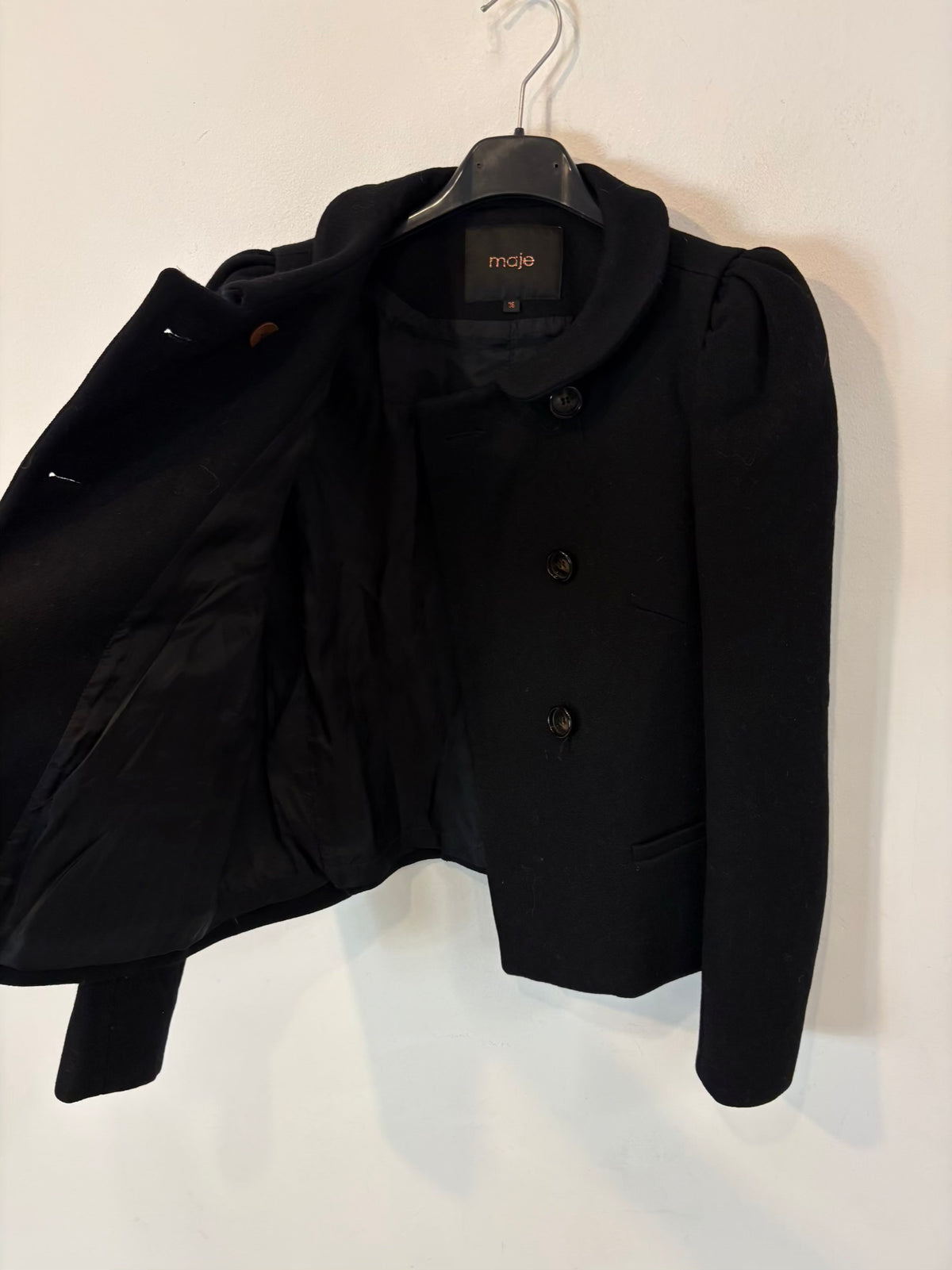 MAJE. Chaqueta lana en negro detalle hombros