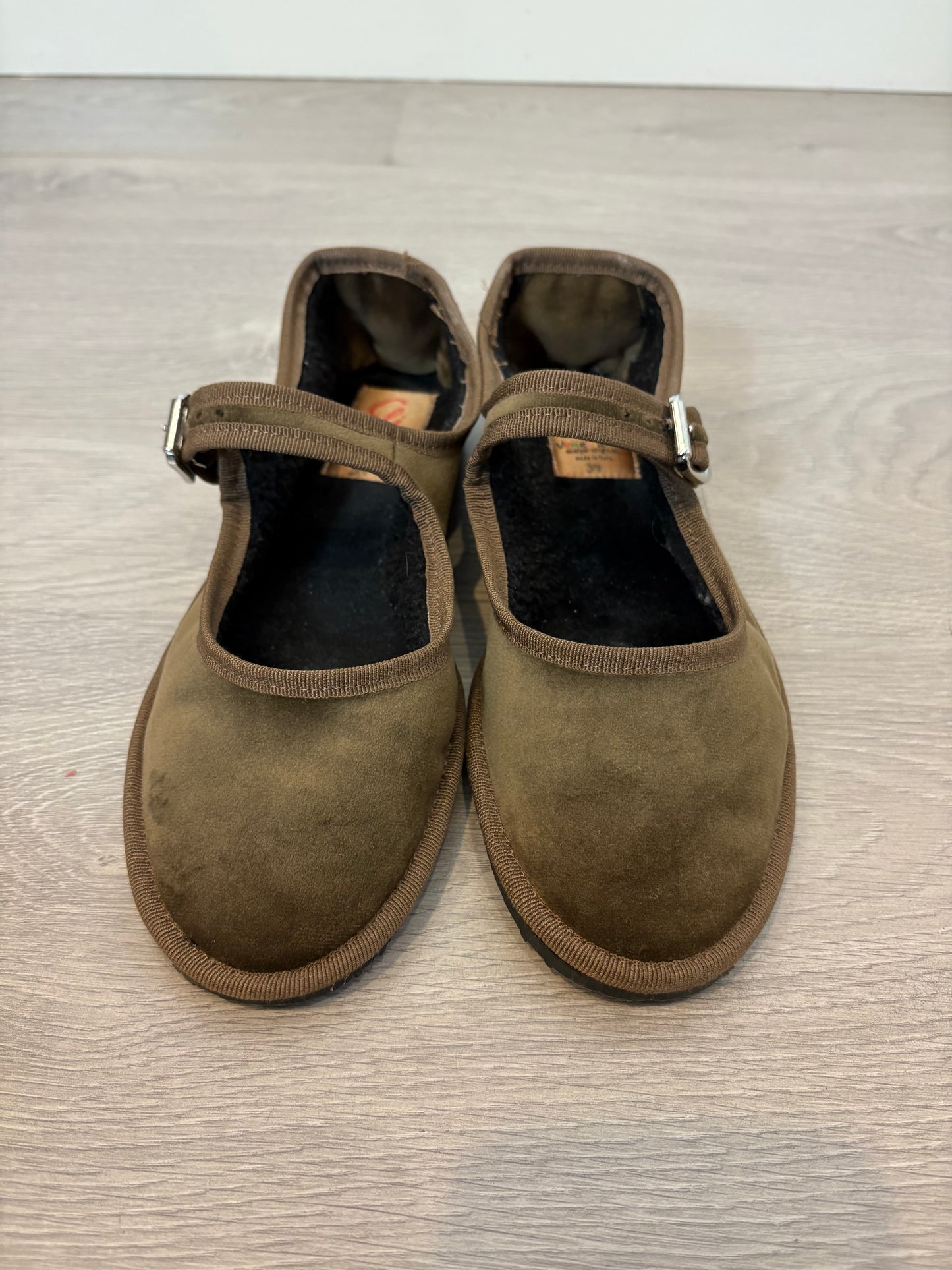 VENEZIANAS. Bailarina terciopelo caqui