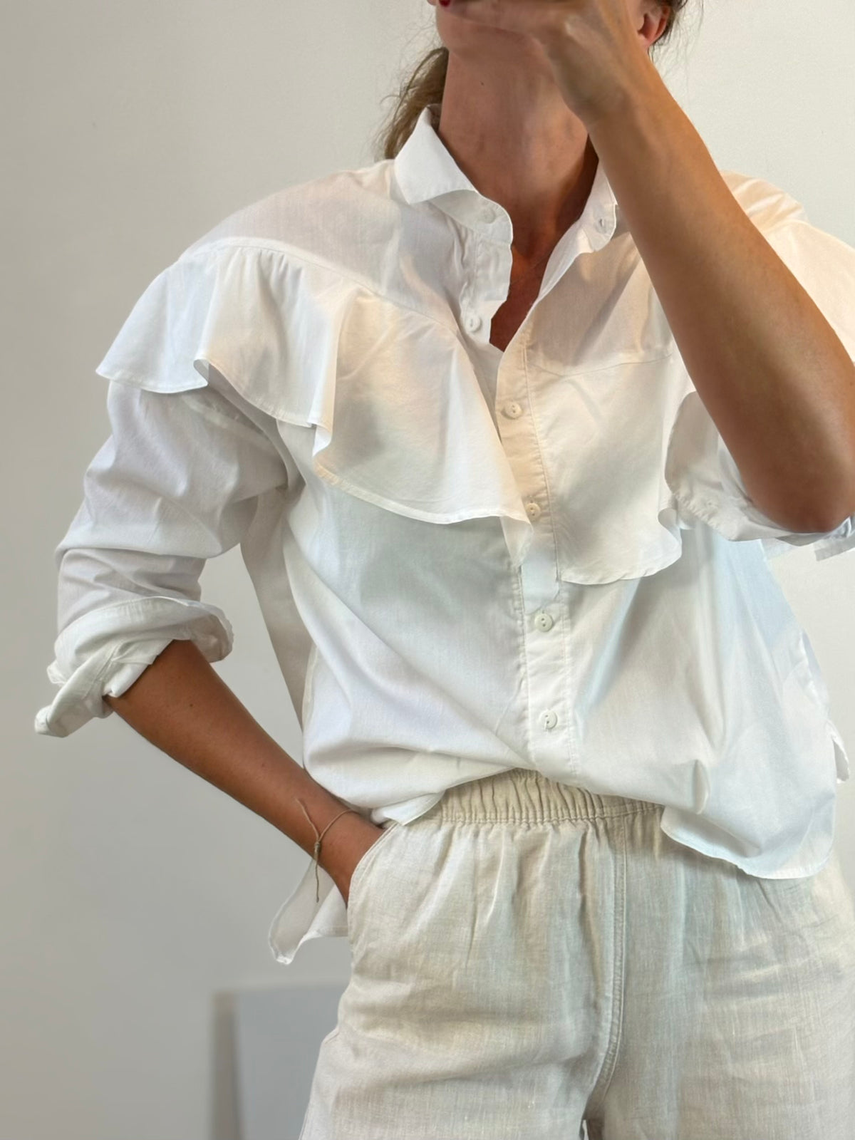 AMPI VERA. Blusa blanca fluida volante